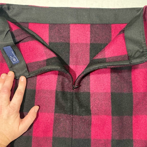 🦋🦄Gap Recycle Wool Red & Black Plaid With Zipper Front pockets mini skirt. 8 - Picture 6 of 12